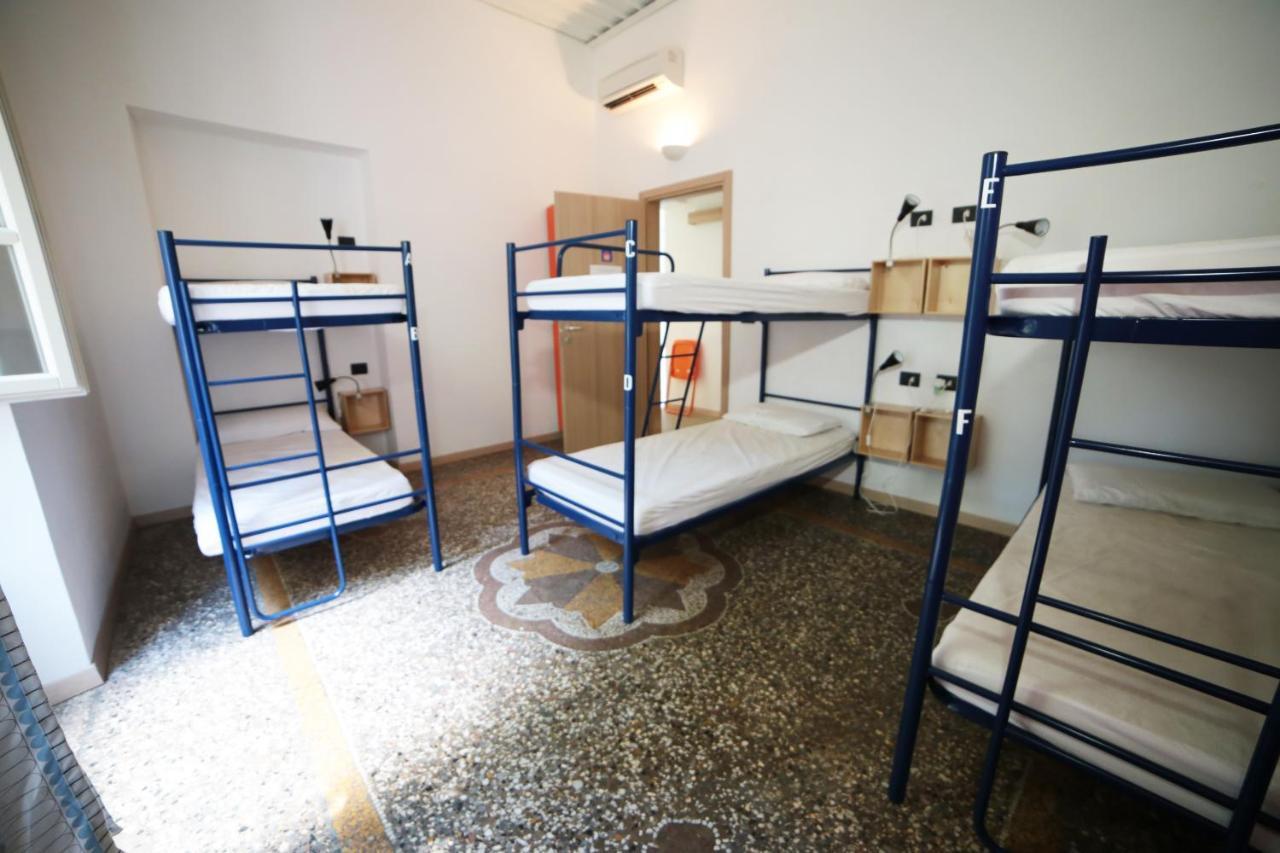 Castle Hostel Genova Esterno foto